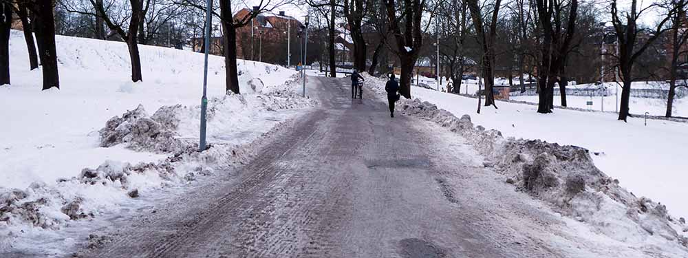 Is och halka på Slottsbackens gång- och cykelbana.