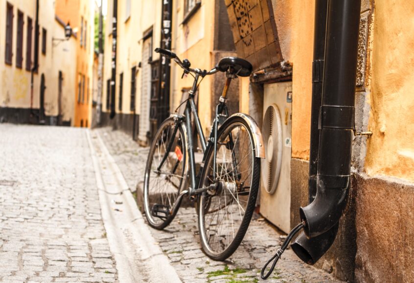 Cykel lutar mot en vägg i Gamla stan