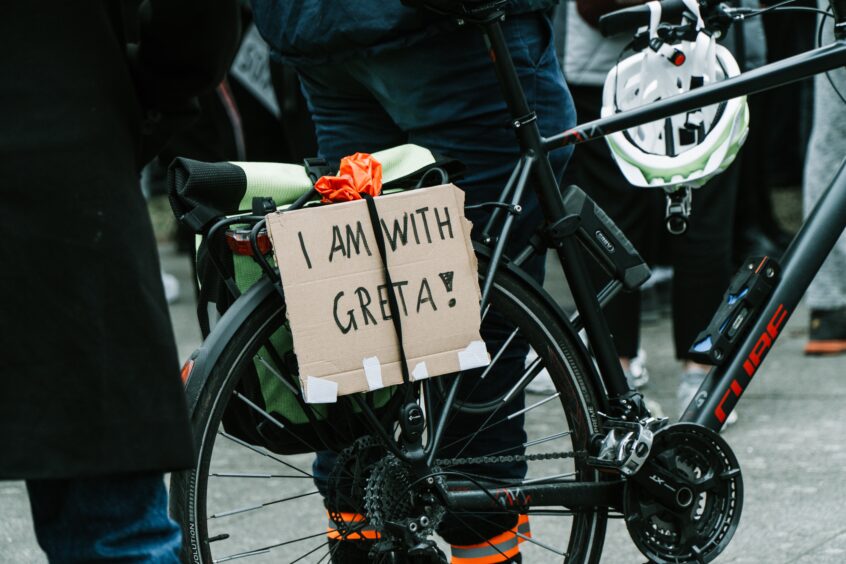 Cykel med skylt "I AM WITH GRETA". Foto Jonathan Kemper