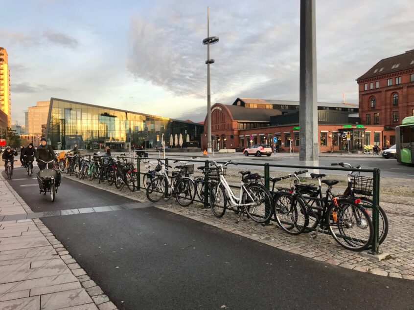 cykelväg vid tågstation