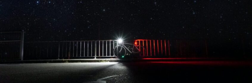 Cykel med belysningen tänd i mörker
