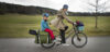 Longtail-cykel med kvinna och barn samt packning