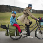 Longtail-cykel med kvinna och barn samt packning