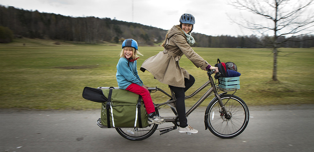 Longtail-cykel med kvinna och barn samt packning