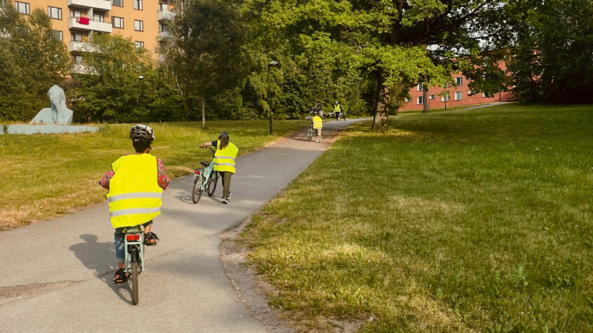 Personer på cykel som deltar i cykelkursen Frihet på cykel i Stockholm.