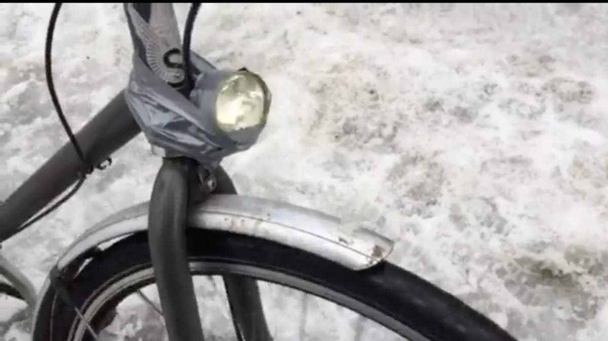 När Jakob Forssmed tar fram sin vintercykel så kommer den med en snyggt silvertejpad cykellampa. Ingen risk för att batterier tar slut eftersom den drivs av hjulets rörelse.