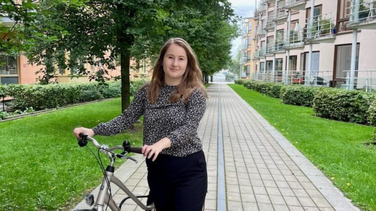 Hanna Lövgren med cykel - vinnare av Uppsatsstipendiet 2023