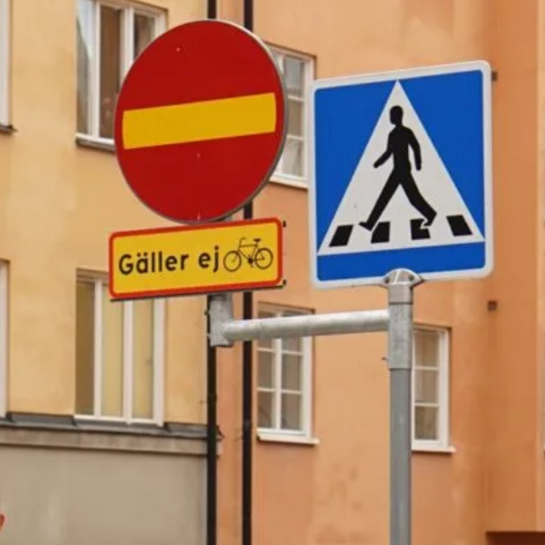 Skyltningen för cykling mot enkelriktat i Stockholm.