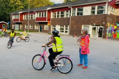 Frihet på cykel kurs på skolgård i Borås Mark 2023