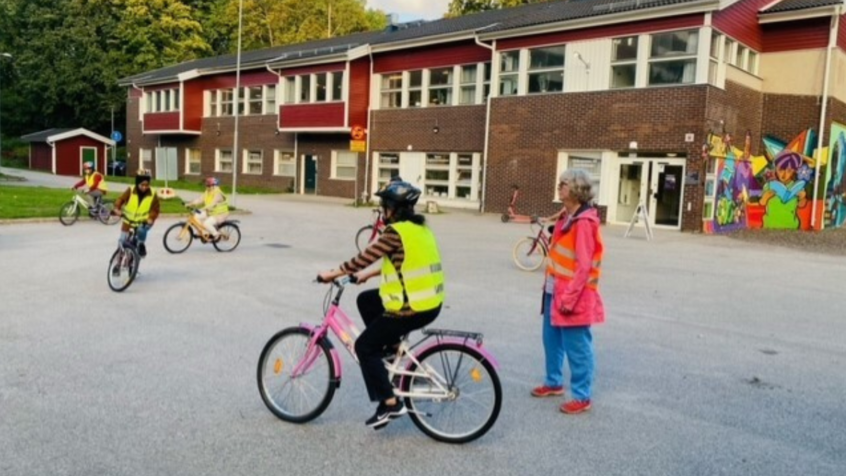 Frihet på cykel kurs på skolgård i Borås Mark 2023