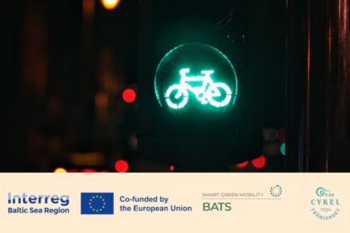 Baltic Sea region - Active MobiliTy Solutions (BATS) arbetar med cykling i mörka förhållanden. Bild med trafikljus i mörker och BATS och Cykelfrämjandets logotyper.