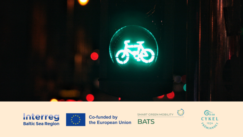 Baltic Sea region - Active MobiliTy Solutions (BATS) arbetar med cykling i mörka förhållanden. Bild med trafikljus i mörker och BATS och Cykelfrämjandets logotyper.