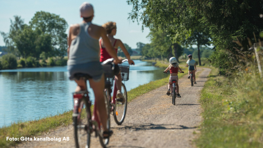 Personer som cyklar i sommarväder vid Göra kanal