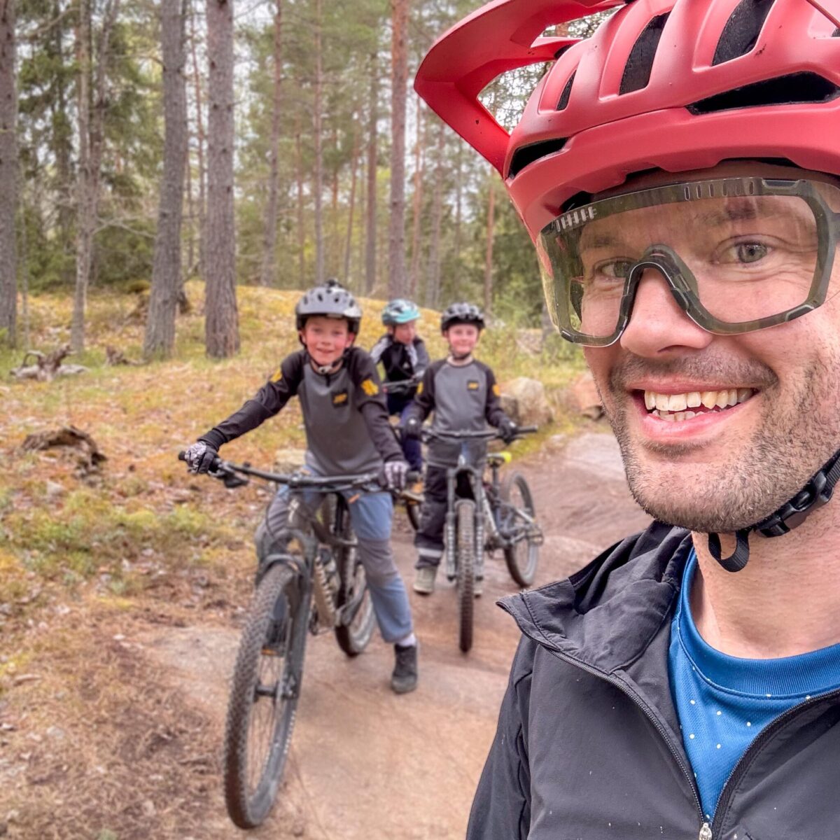 Hugo leder en mindre grupp stigcyklister.