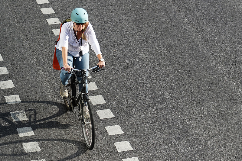 Cyklist på cykelbana