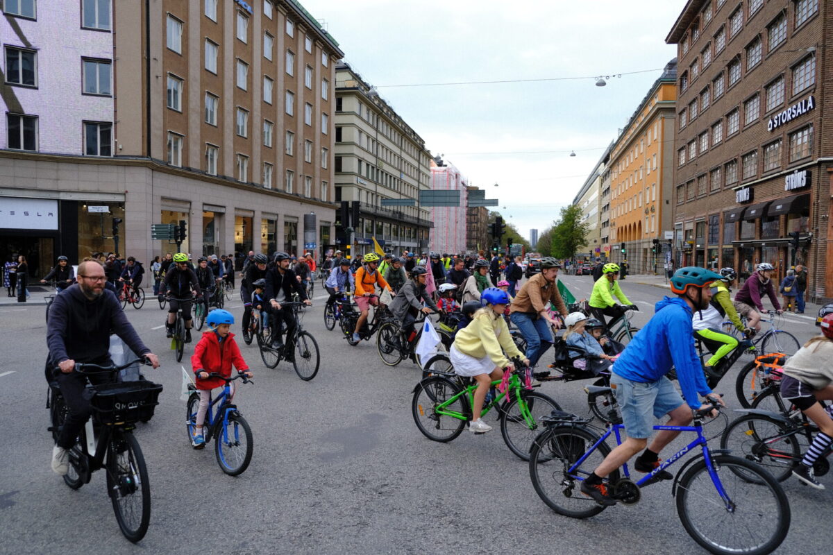 En grupp cyklister på gatan under en cykeldemonstration