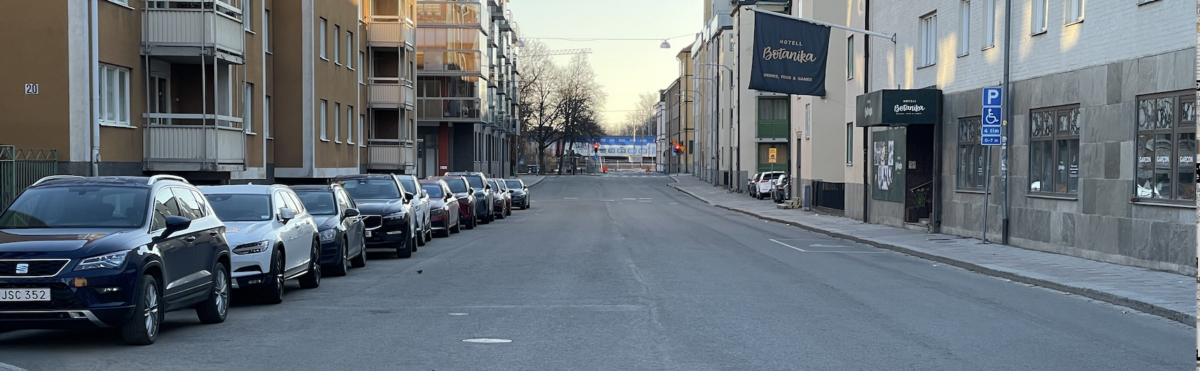 En bred och tom gata, Skolgatan, Uppsala
